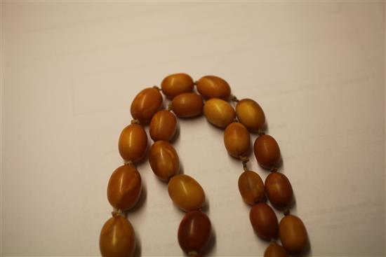 A single strand graduated amber bead necklace, 28.5in.